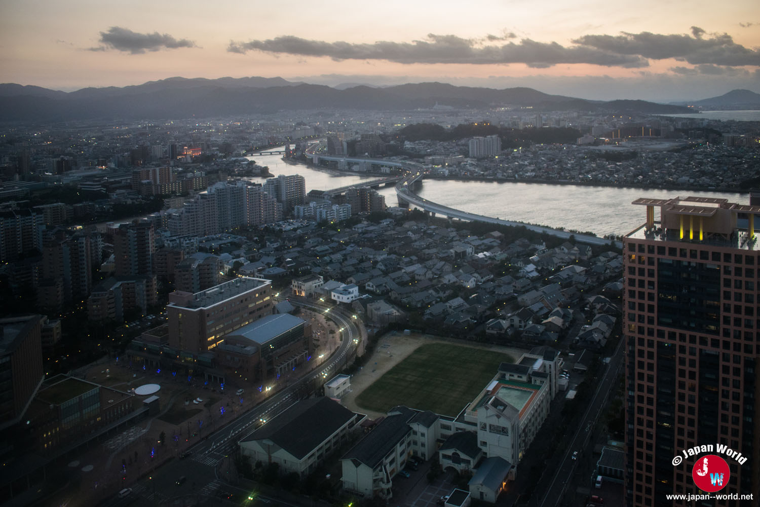 Panorama sur Fukuoka et la rivière Muromi au coucher du soleil